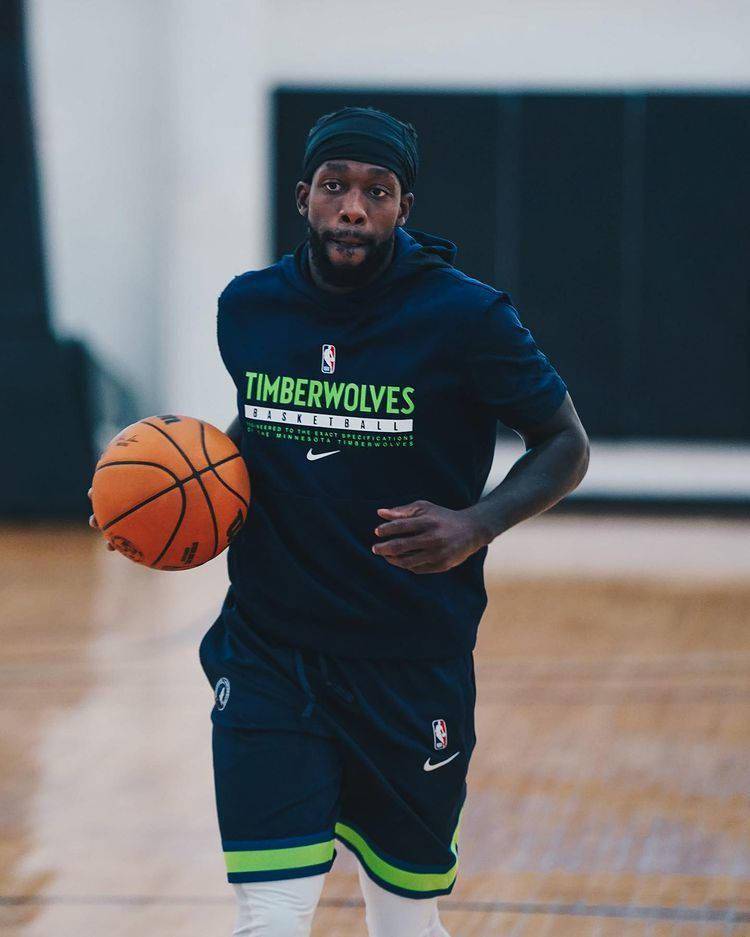 冲刺阶段体能课后；明尼苏达森林狼调整名单备战中超；引发热议；赛程密集仍需轮换的简单介绍